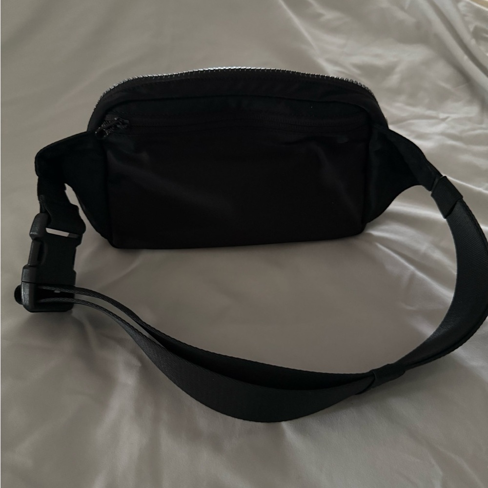 Lululemon Athletica 2L Black Belt Bag